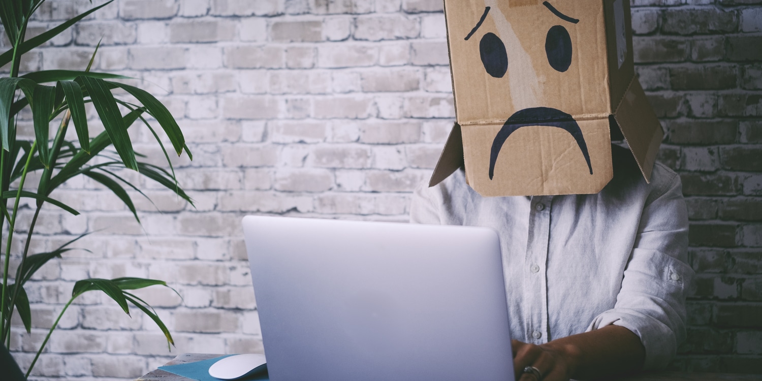 persona con cartone in testa faccia triste in accessibilità siti web