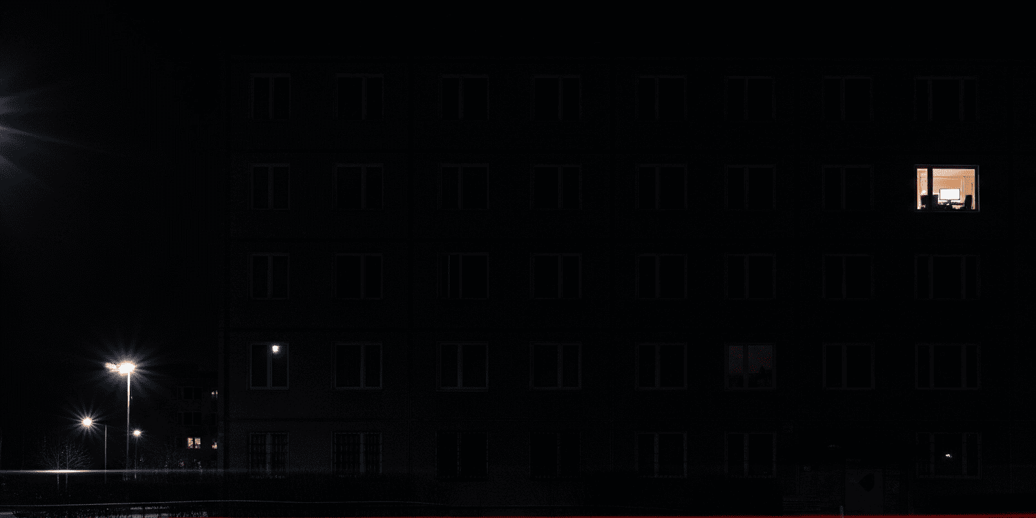 finestra dalla strada buia lavoro notturno
