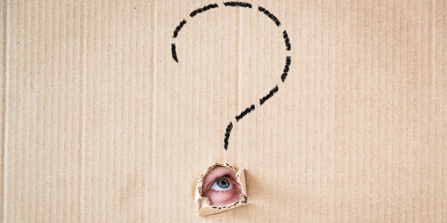 punto interrogativo su cartone occhio che spunta