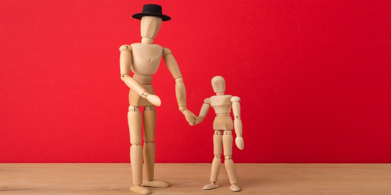papà manichino umano porta a spasso manichino figlio intelligenza artificiale