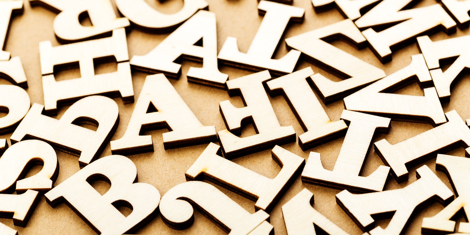 lettere di legno sparse microcopy