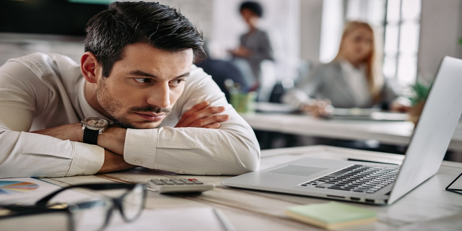 uomo annoiato guarda pc lavoro ore al giorno