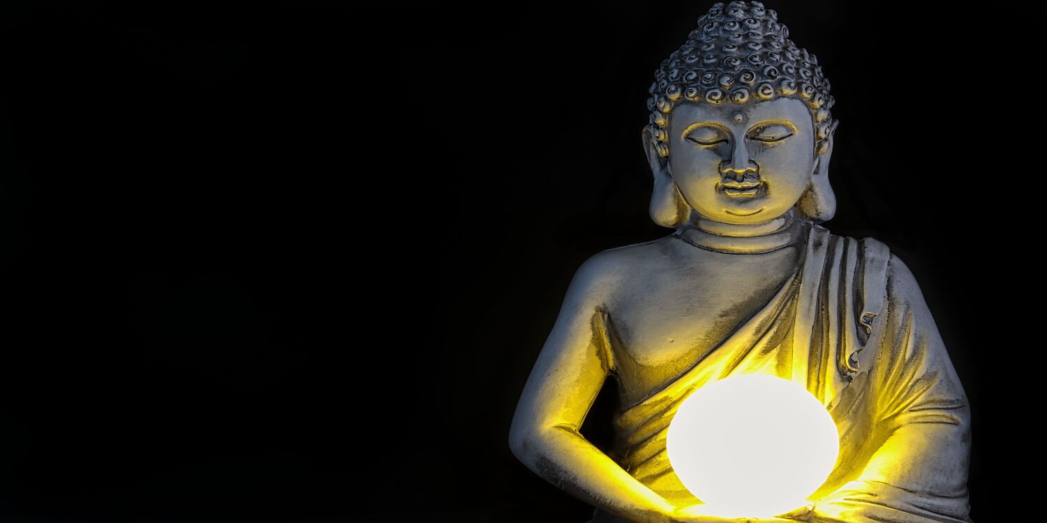 statua buddha con lampada meditazione