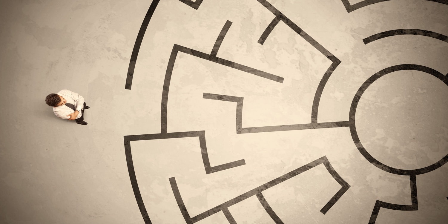 uomo davanti a labirinto a terra sito multilingua