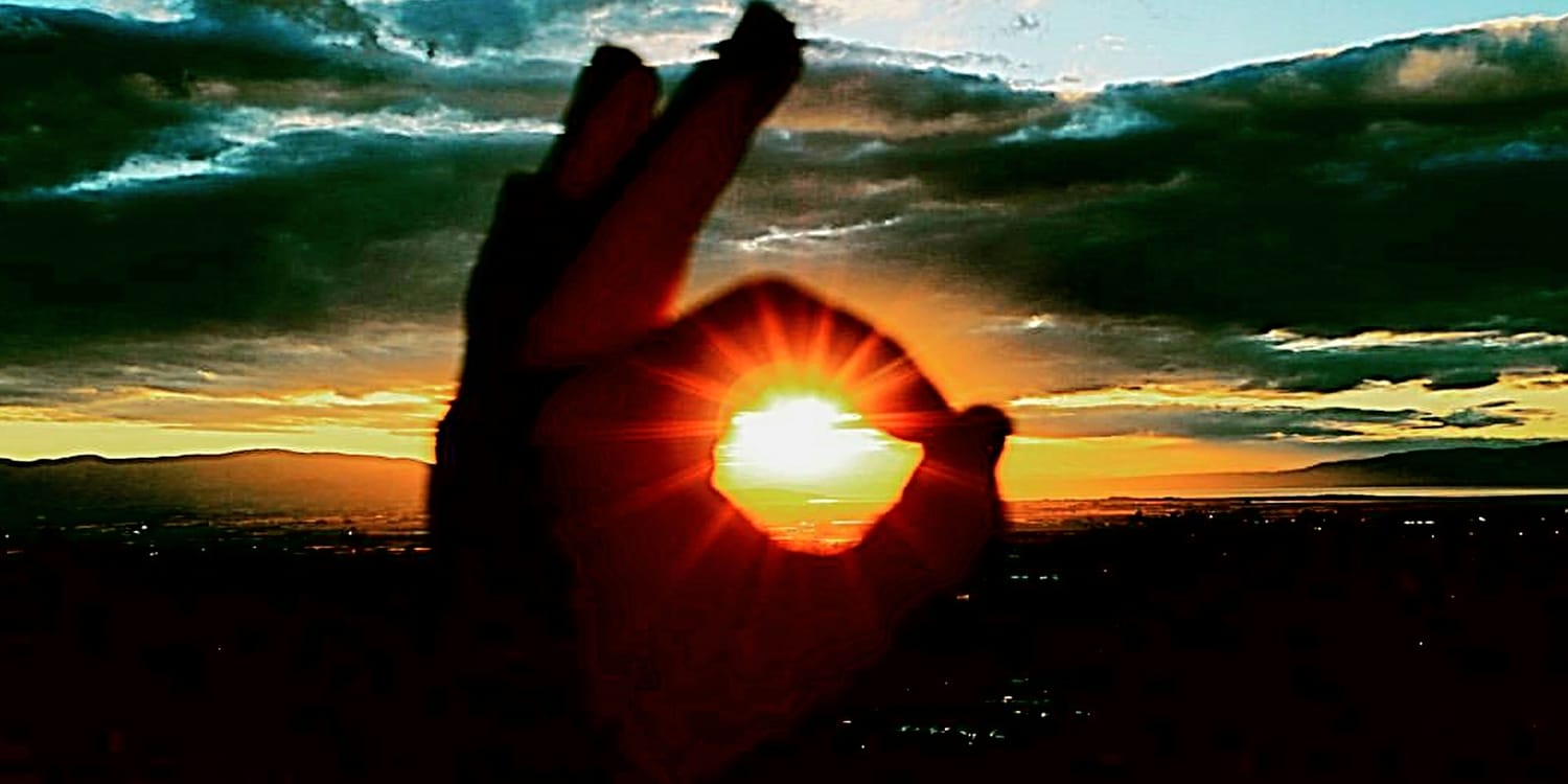 mano ok sole tramonto fine articolo sito multilingua