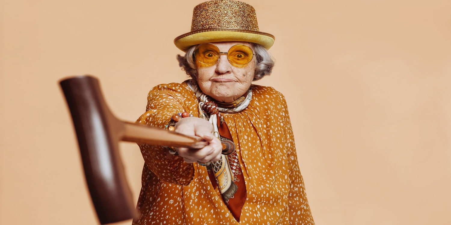 anziana stilosa con bastone ti porta via tempo