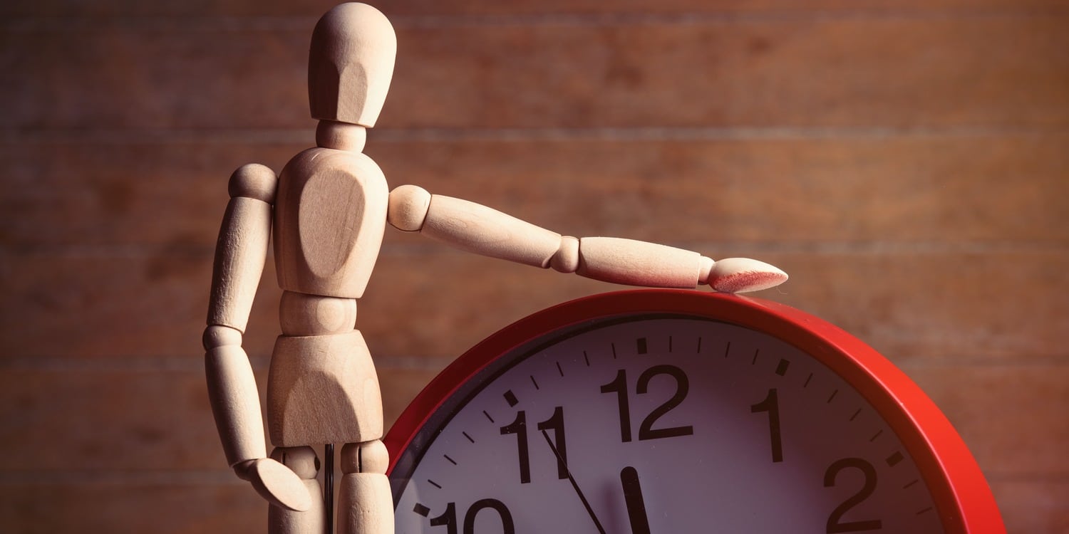manichino abbraccia sveglia rossa tempo