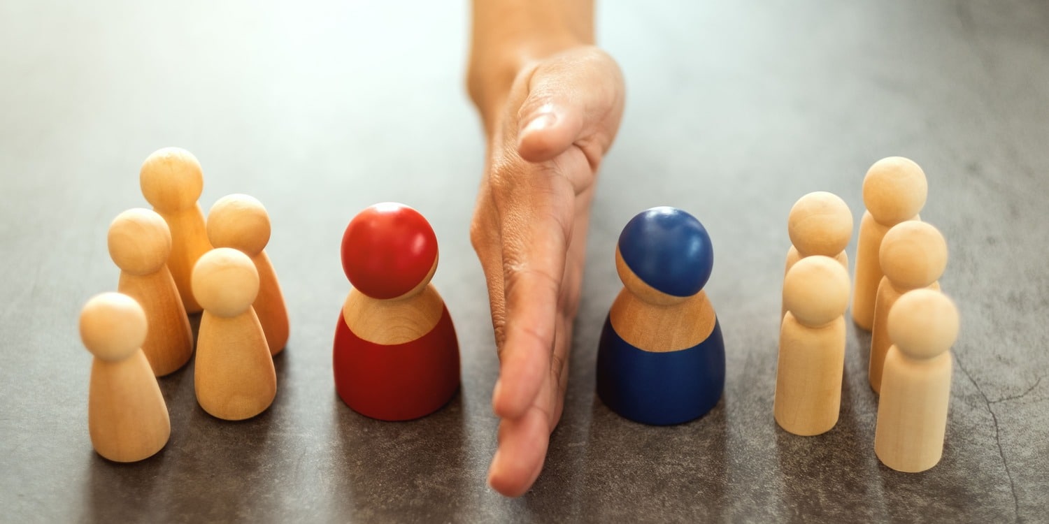 mano separa pedine blu rosse scelta landing page o sito