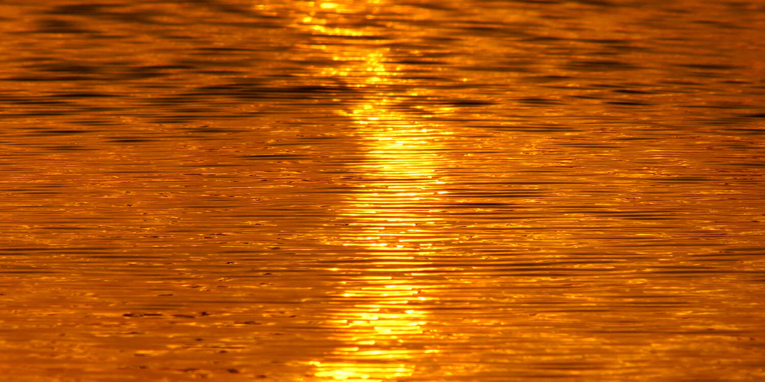 riflesso sole oro su lago arancione offerta imperdibile