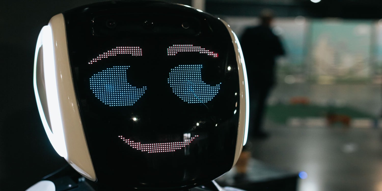 robot sorride IA traffico organico