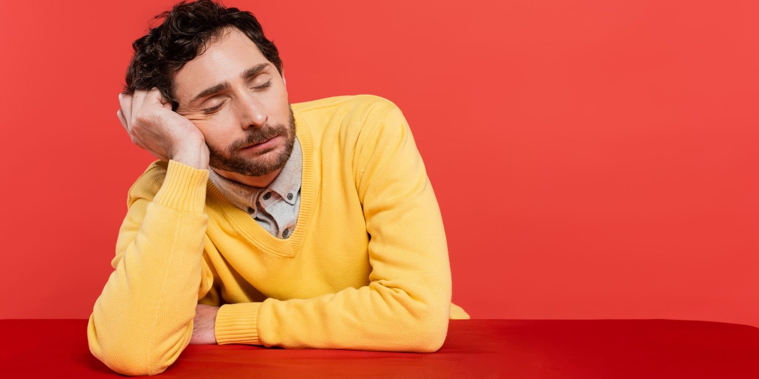 uomo annoiato su un tavolo