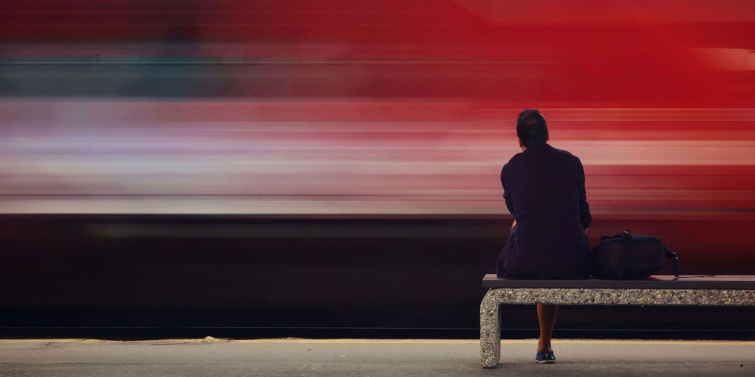 uomo perde treno rimane seduto senza design system