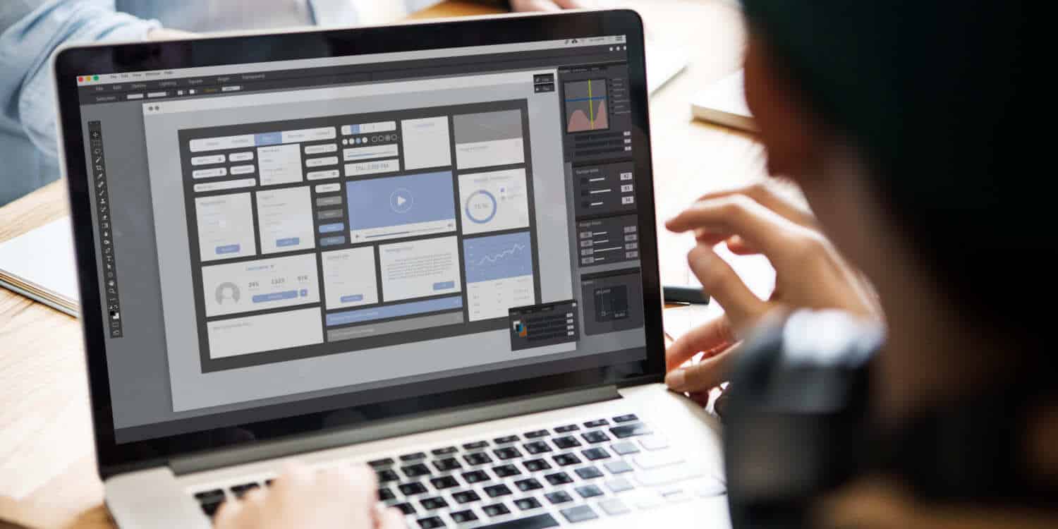 pc con schermate pagine web