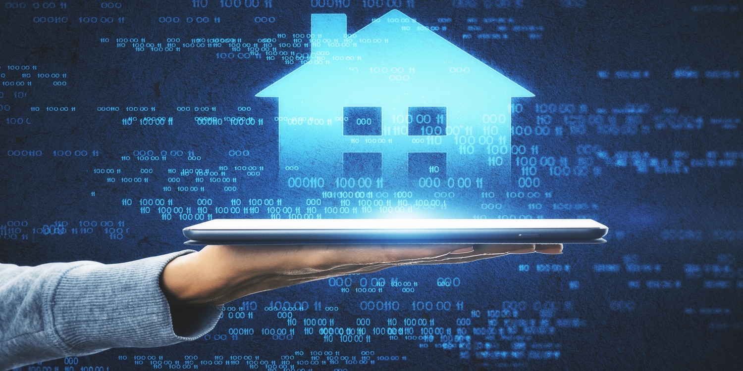 donna regge tablet con proiezione casa